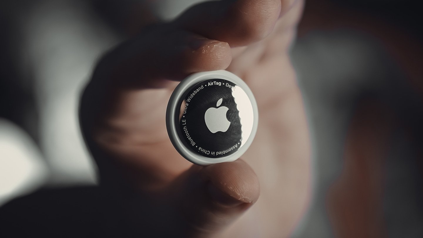 Un Apple AirTag en manos de un usuario