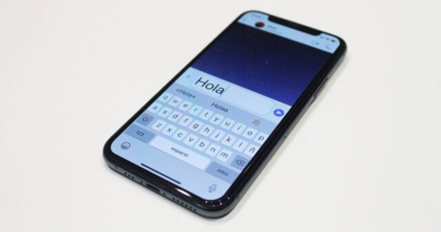 Un iPhone en WhatsApp con el tamaño de letra aumentado
