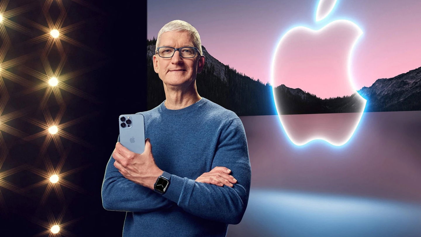 Tim Cook sosteniendo un iPhone en una presentación de Apple