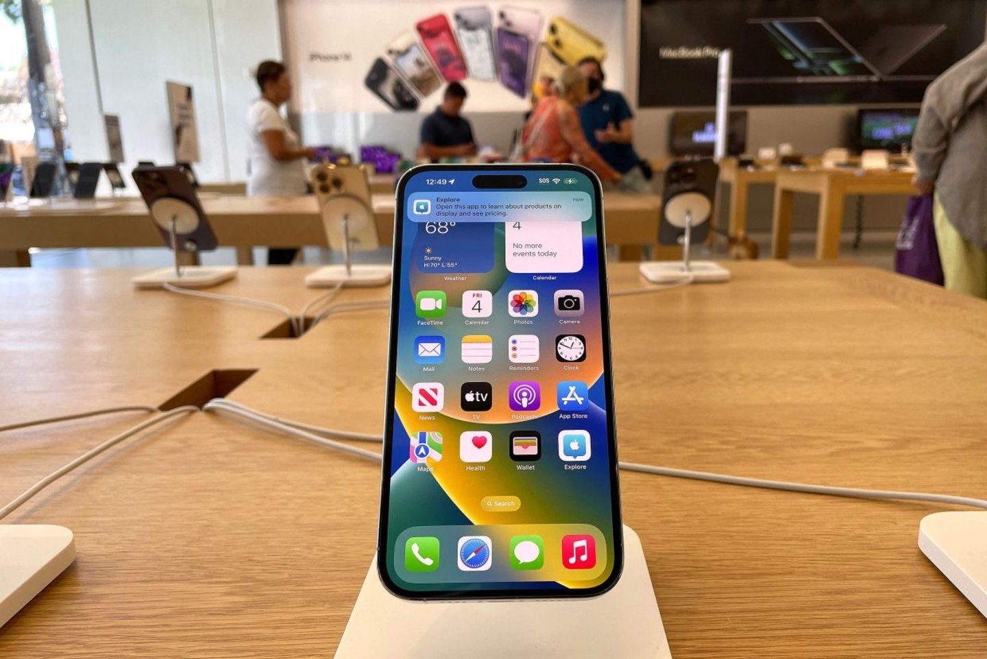 Un iPhone de exhibición en una Apple Store