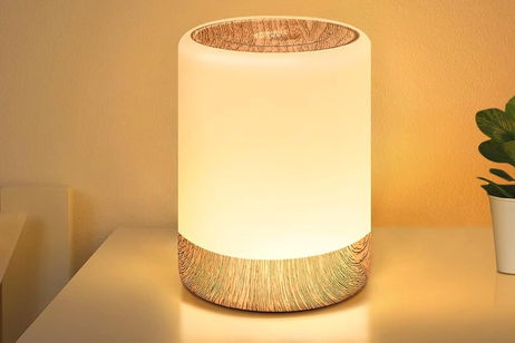 Esta lámpara LED regulable con controles táctiles le dará un toque moderno a tu mesita de noche Esta lámpara LED regulable con controles táctiles le dará un toque moderno a tu mesita de noche