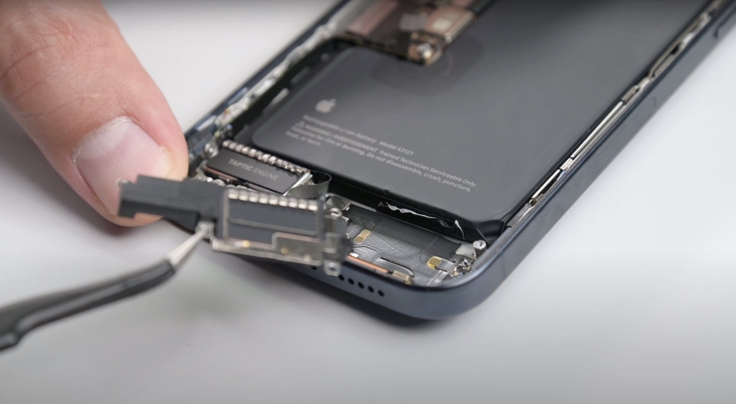 Desmontando la batería del iPhone 15 Pro Max