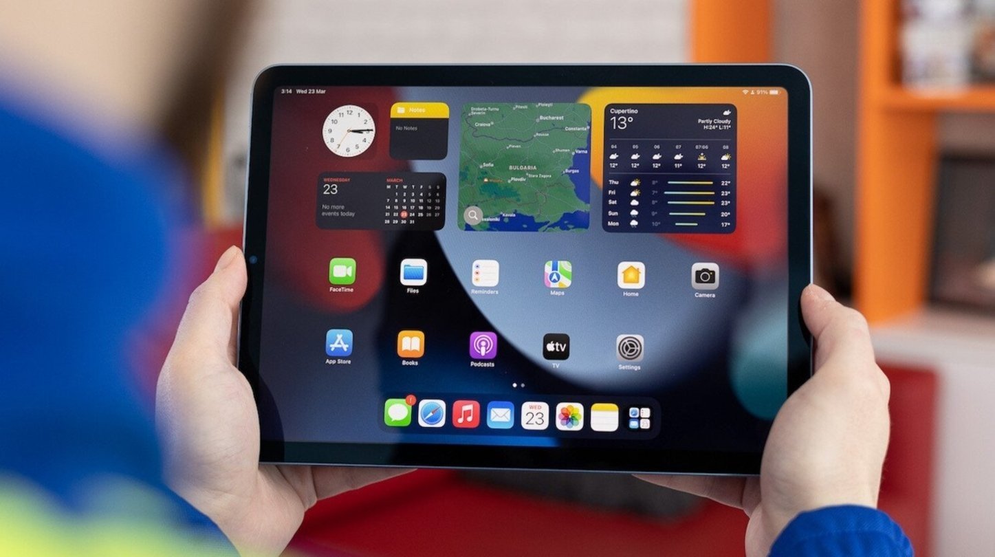 Usuario sosteniendo un iPad Air