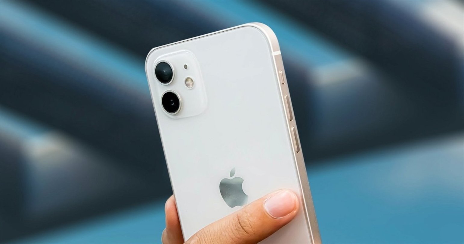 iPhone 12 de color blanco en la mano de un usuario