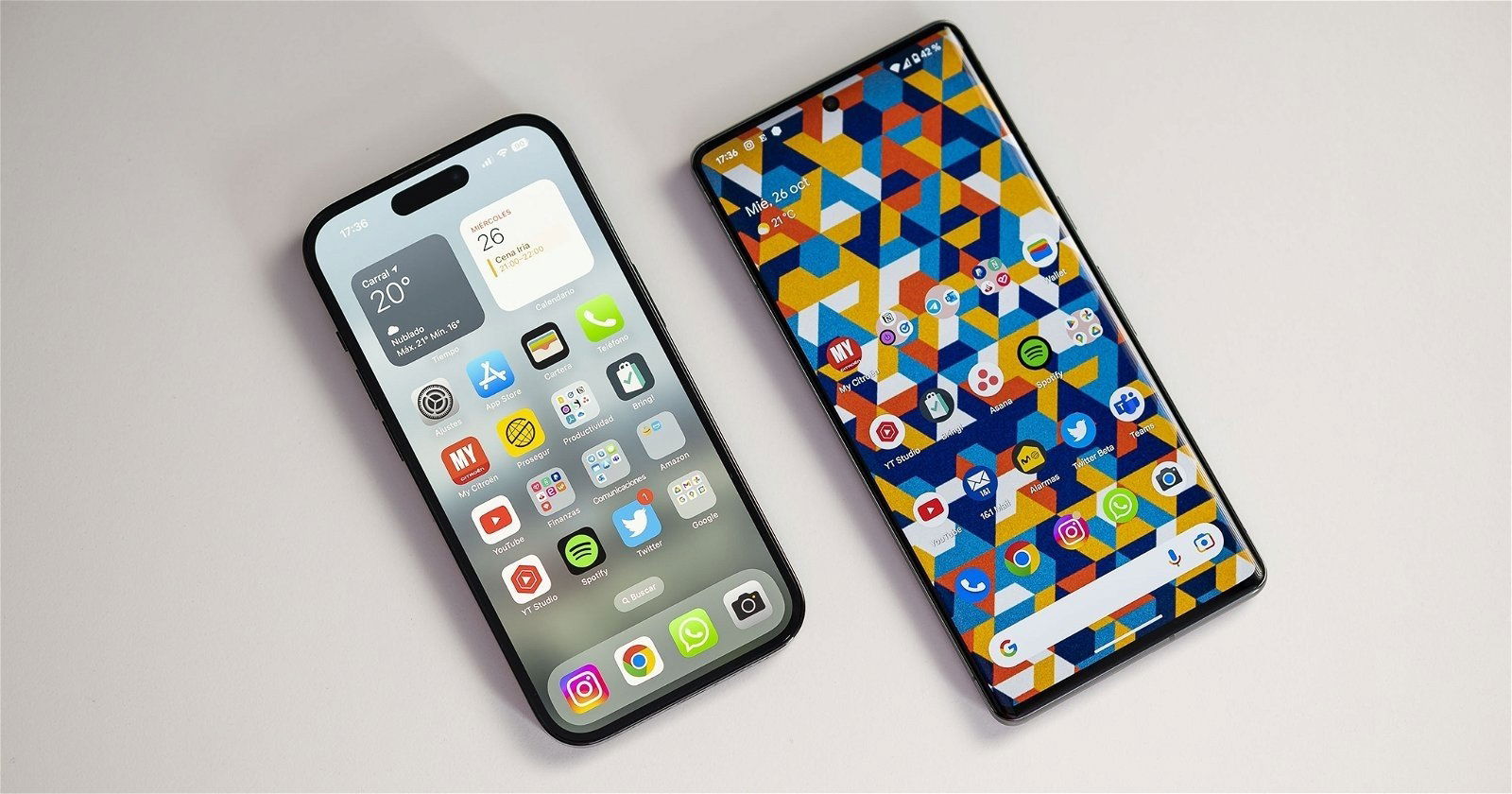 un iPhone y un Android sobre una mesa