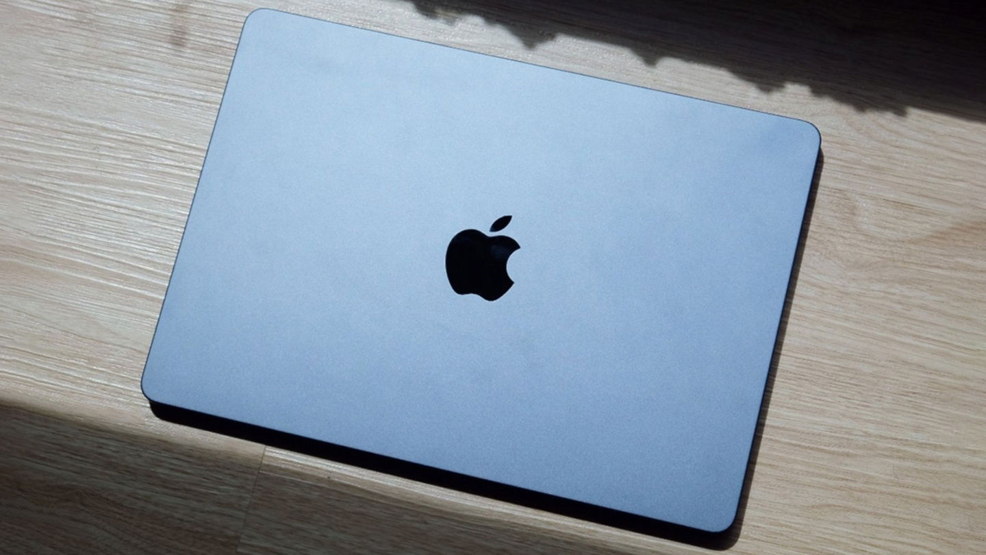 MacBook cerrado sobre una mesa
