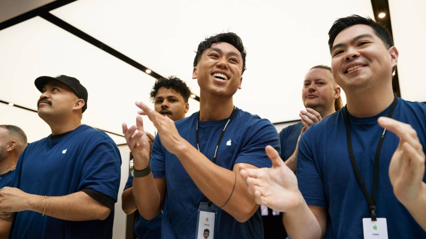 Trabajadores en las Apple Store sonriendo