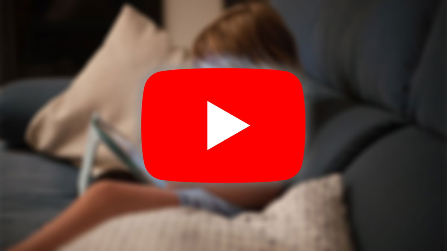 Logo de youTube con un niño de fondo