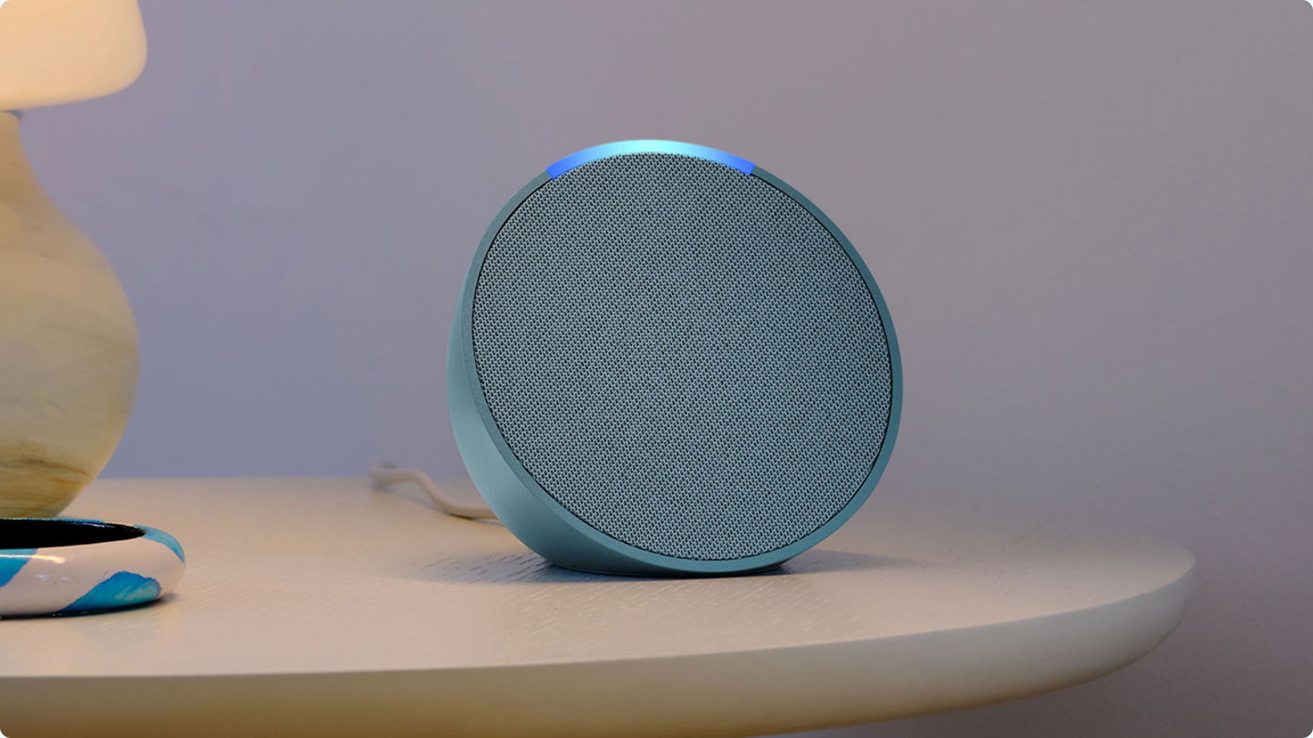 Amazon Echo Pop sobre una mesa