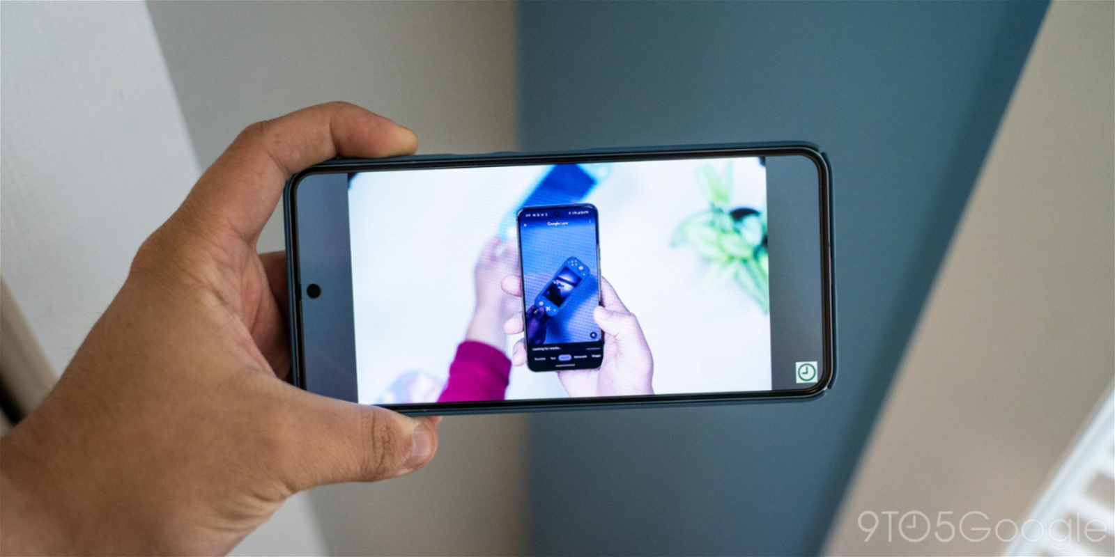 Un móvil fotografiando otro móvil en la pantalla de Modo ambiente de YouTube en Pixel 8