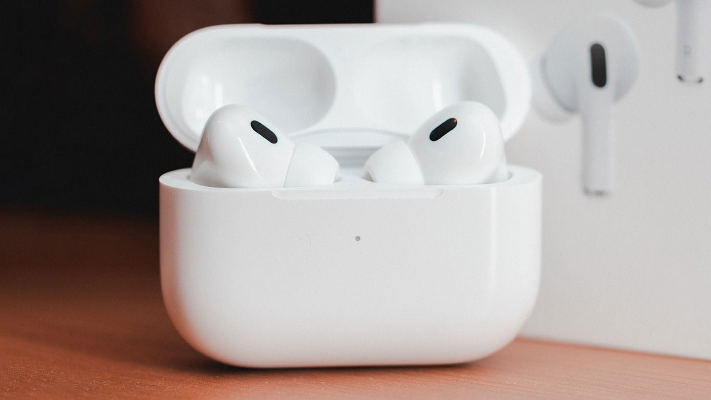 AirPods Pro de Apple sobre una mesa