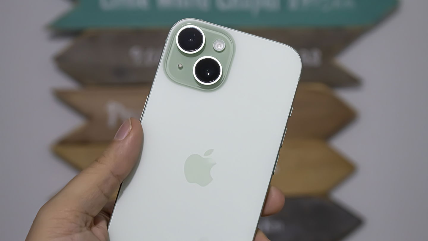 Parte trasera del iPhone 15 de color verde