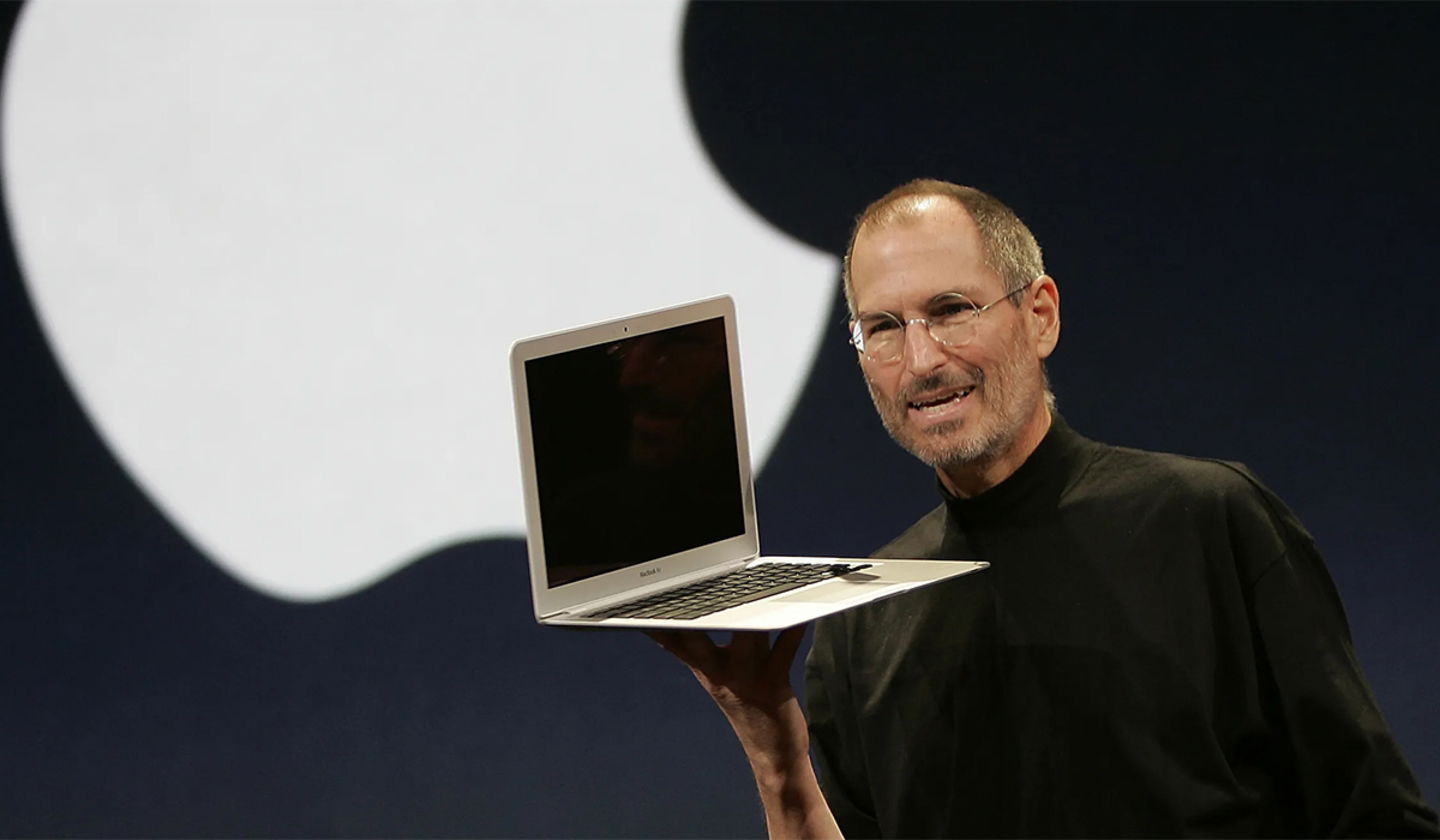 Steve Jobs con un MacBook en las manos