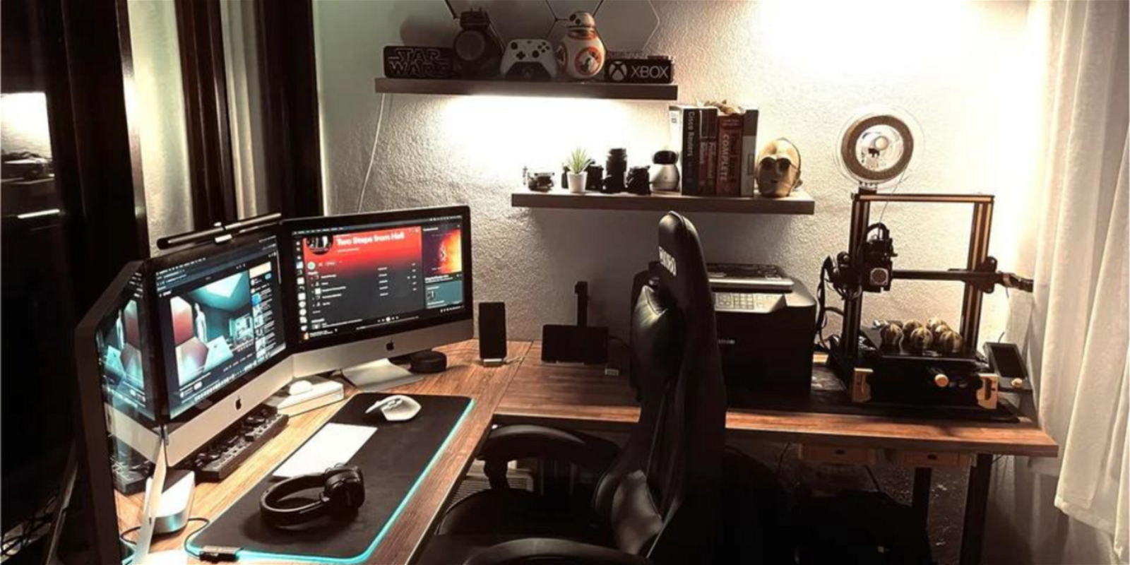 Una oficina con tres iMac y objetos de Star Wars en 3D