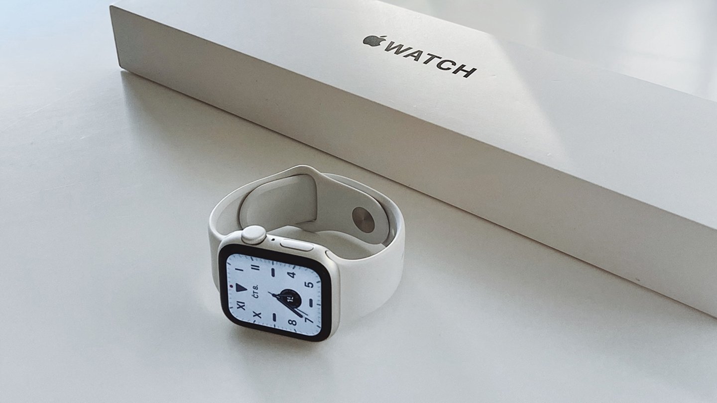 Apple Watch con su caja sobre una mesa