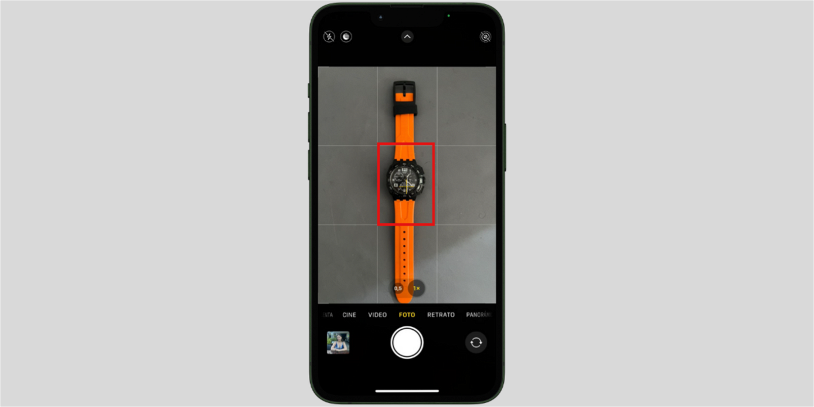 Un reloj naranja visto desde la cámara del iPhone