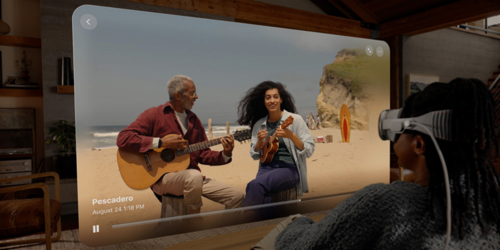 Casal tocando violão em um vídeo espacial reproduzido no Apple Vision Pro