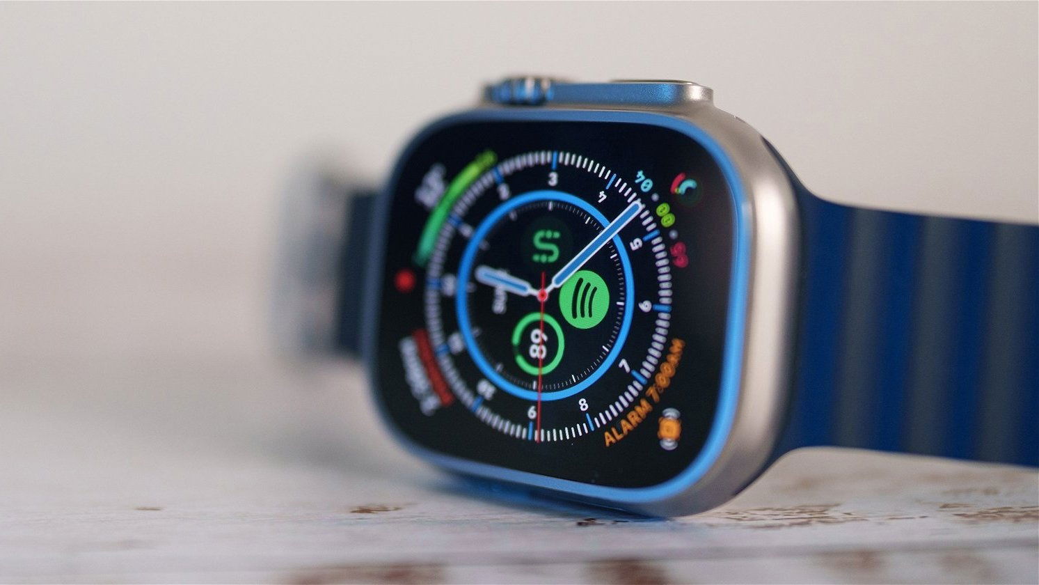 Apple Watch Ultra sobre una mesa