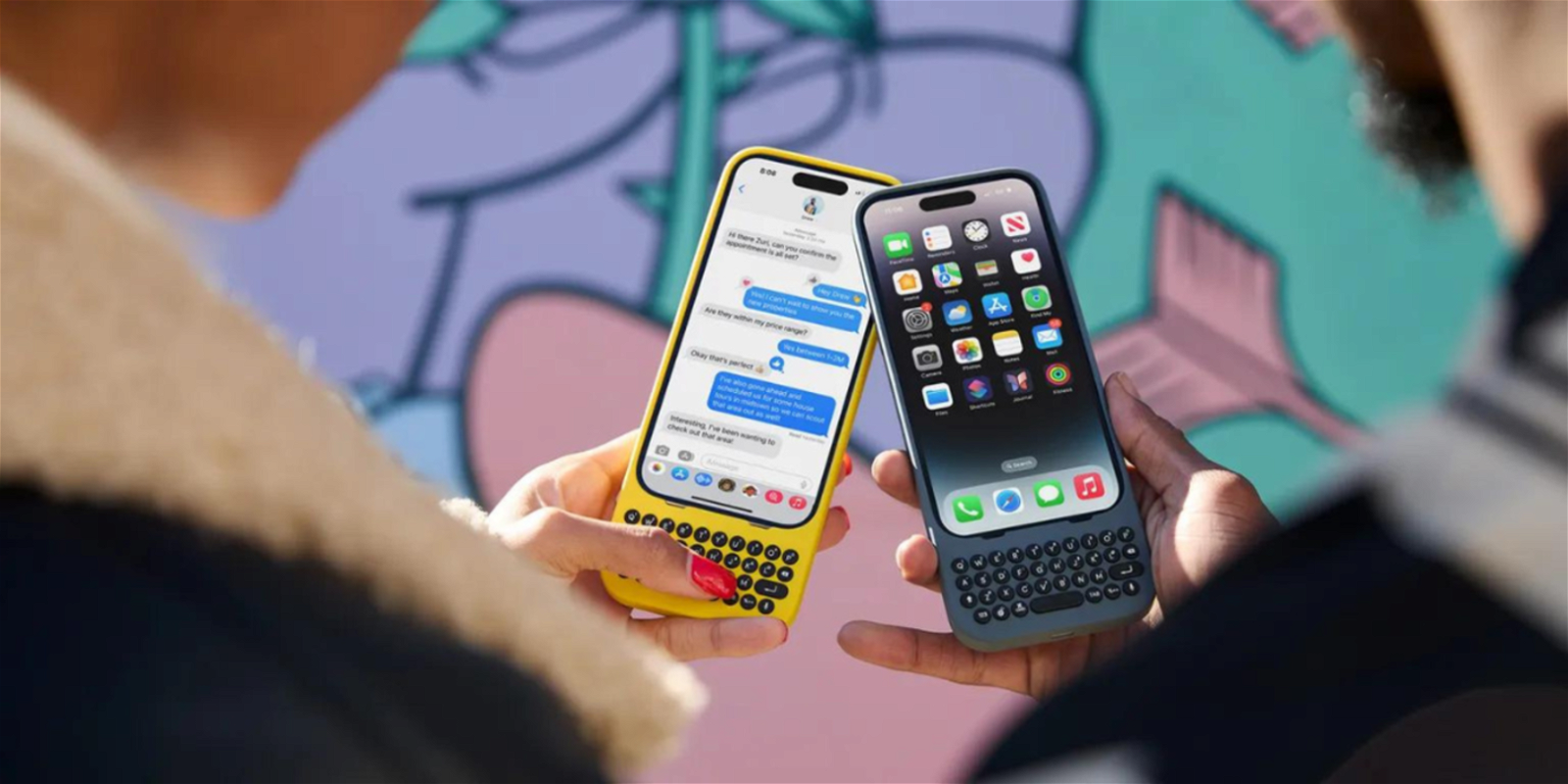 Manos sostienen dos iPhone co funda con teclado físico en amarillo y otra en gris