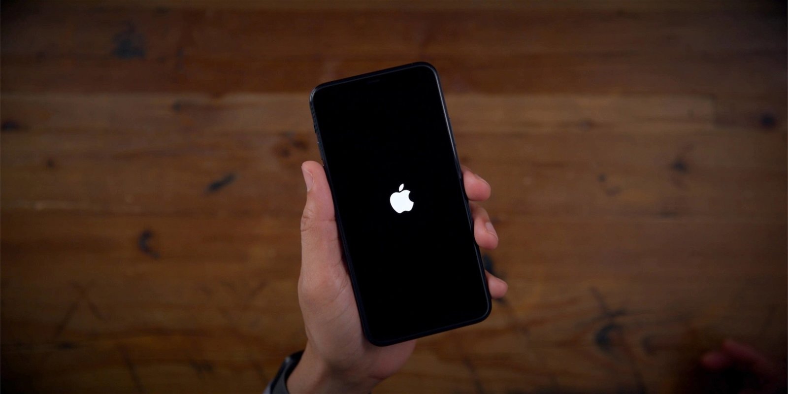 iPhone encendiéndose con la manzana como icono