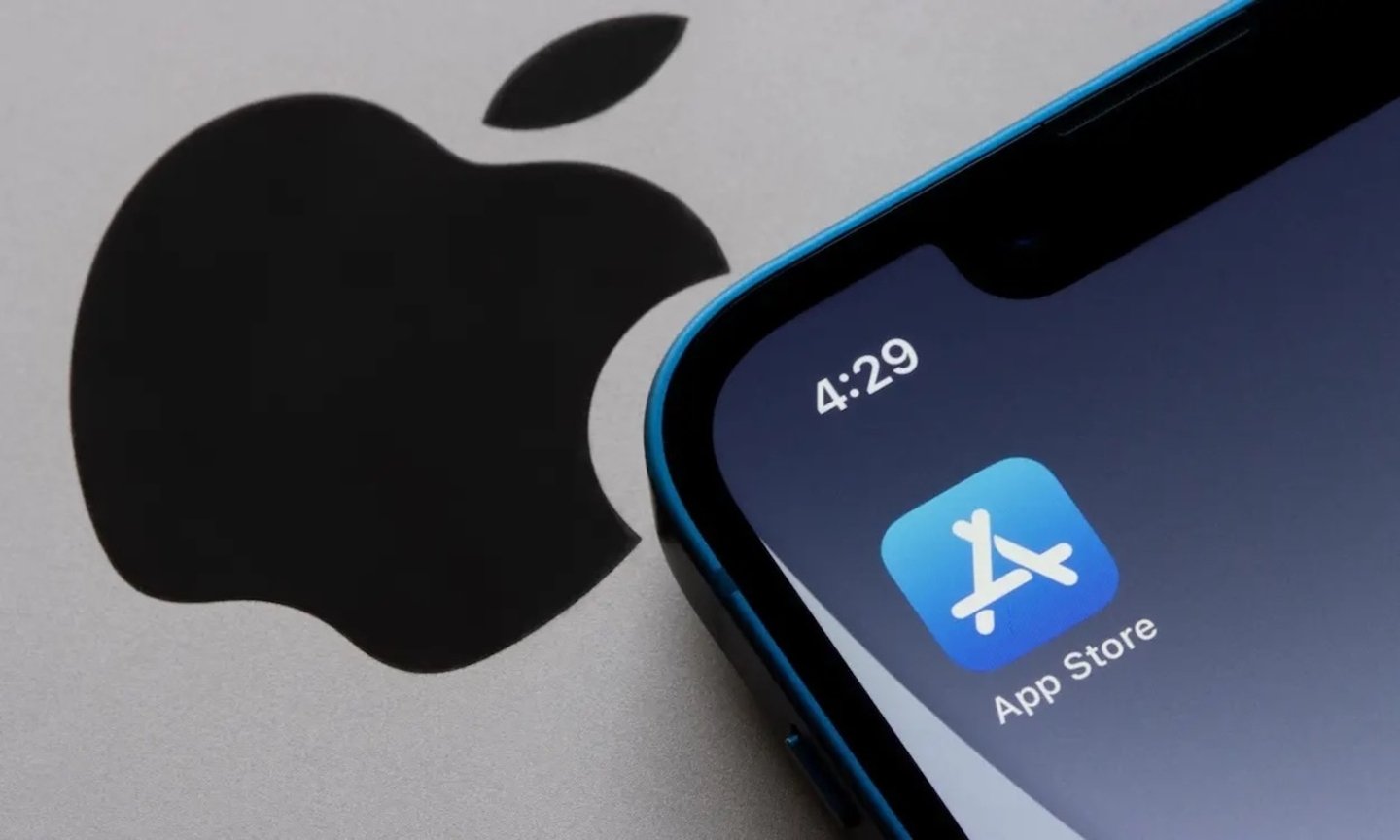 Loco de Apple y un iPhone con la App Store