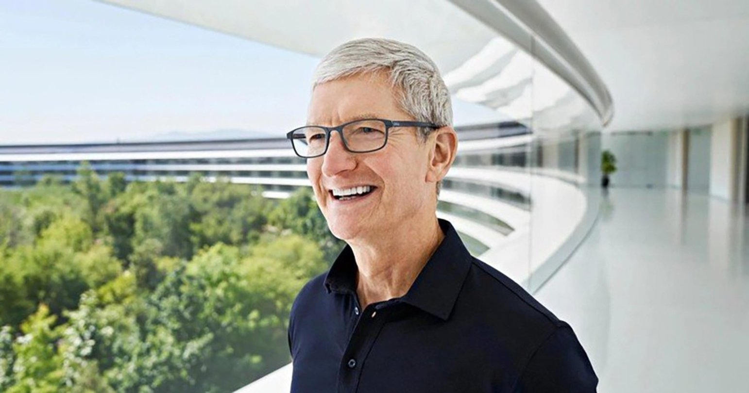 Tim Cook sonríe en una fotografía en el Apple Park