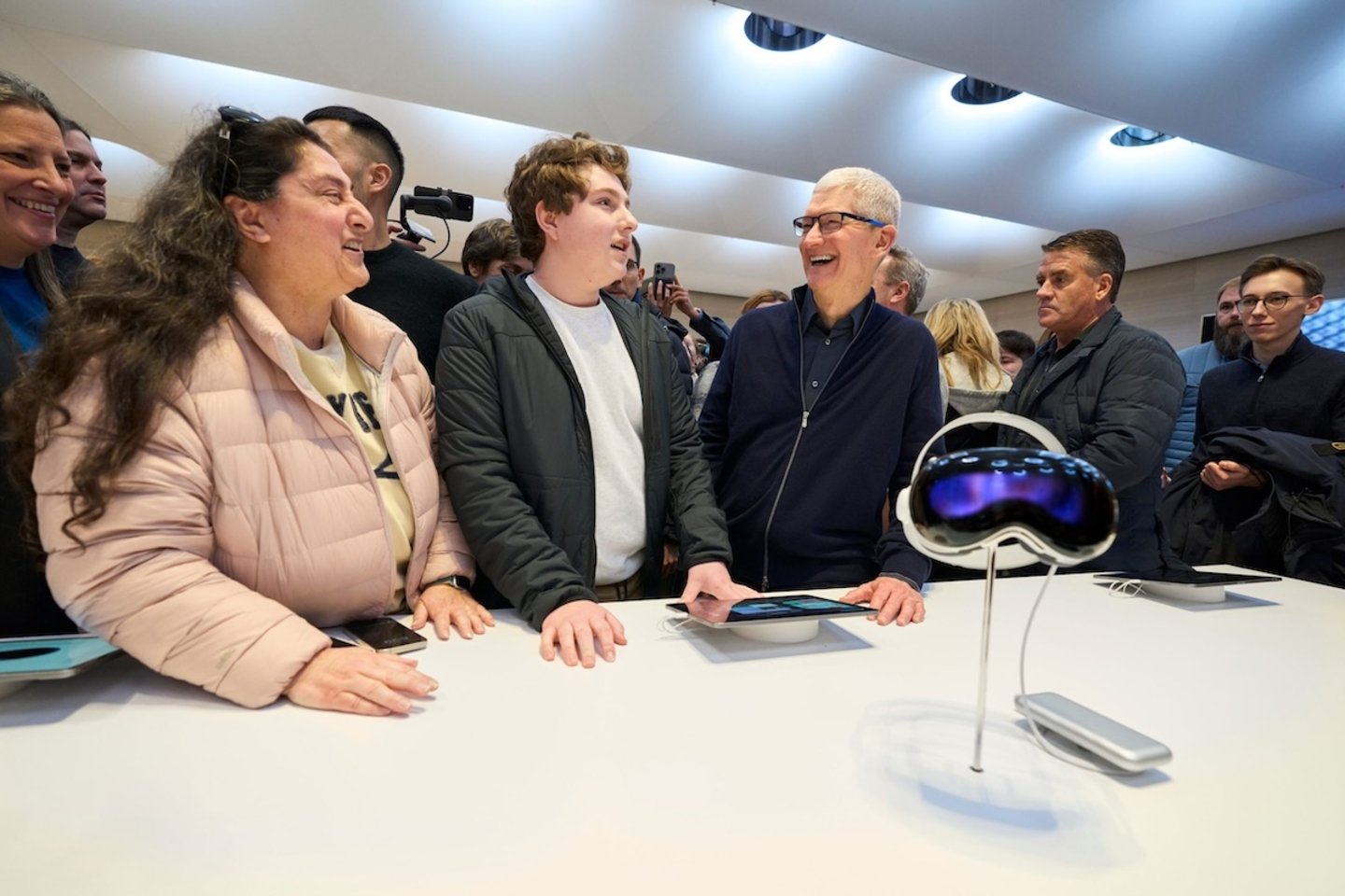 El lanzamiento del Apple Vision Pro en NY en el que Tim Cook estuvo presente