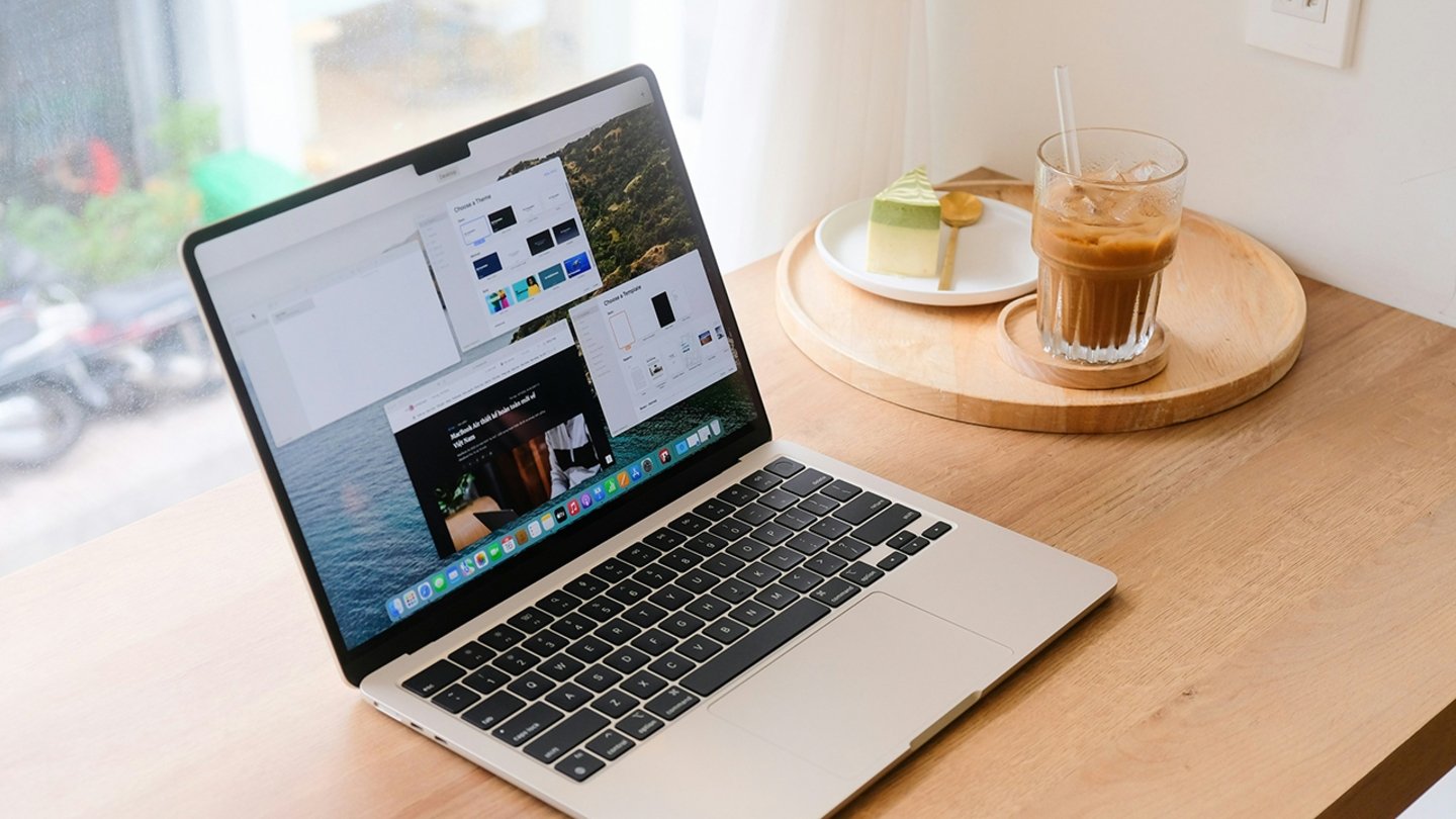 Un MacBook sobre una mesa