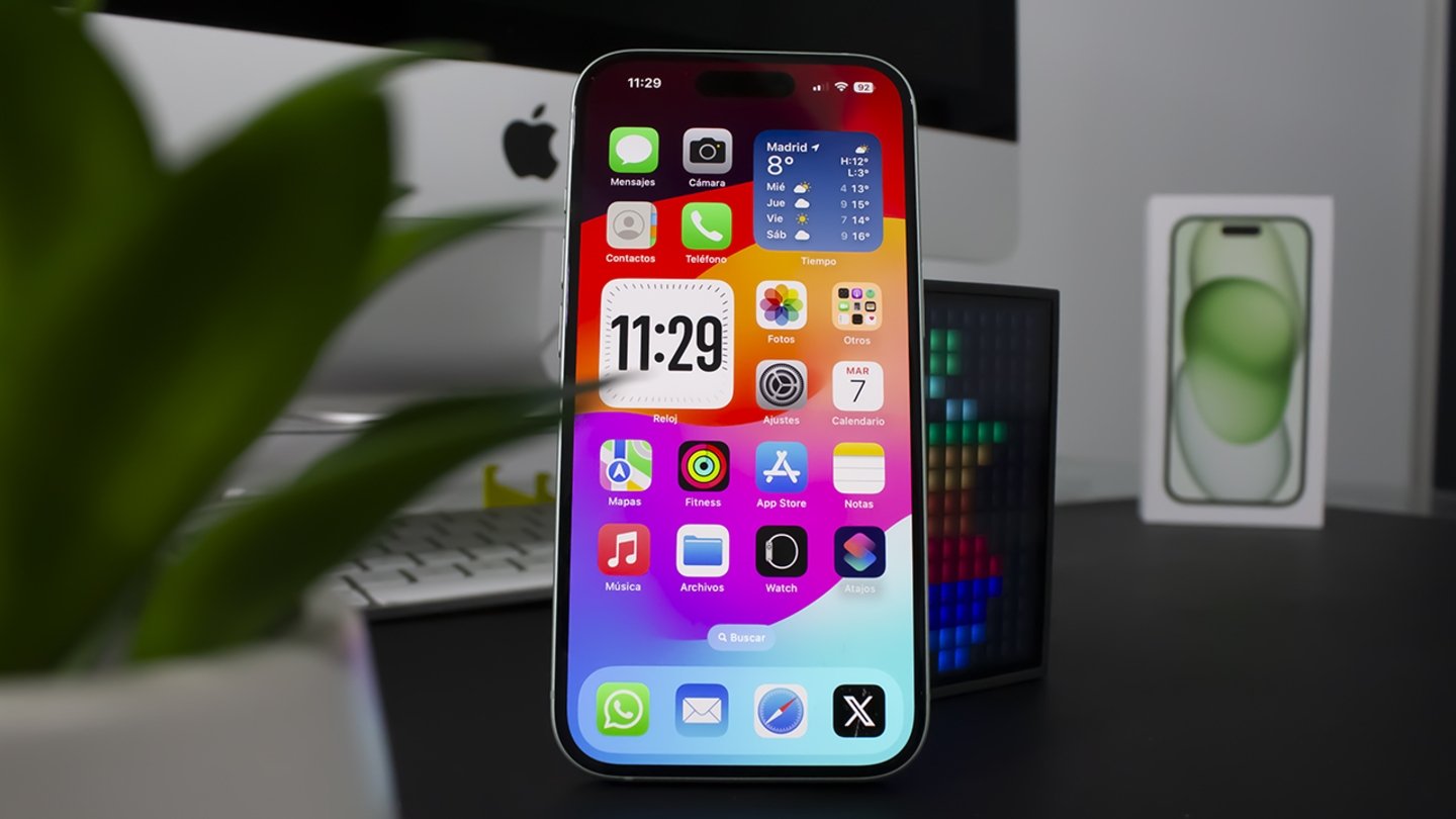 El iPhone 15 de pie con la pantalla mostrando las aplicaciones