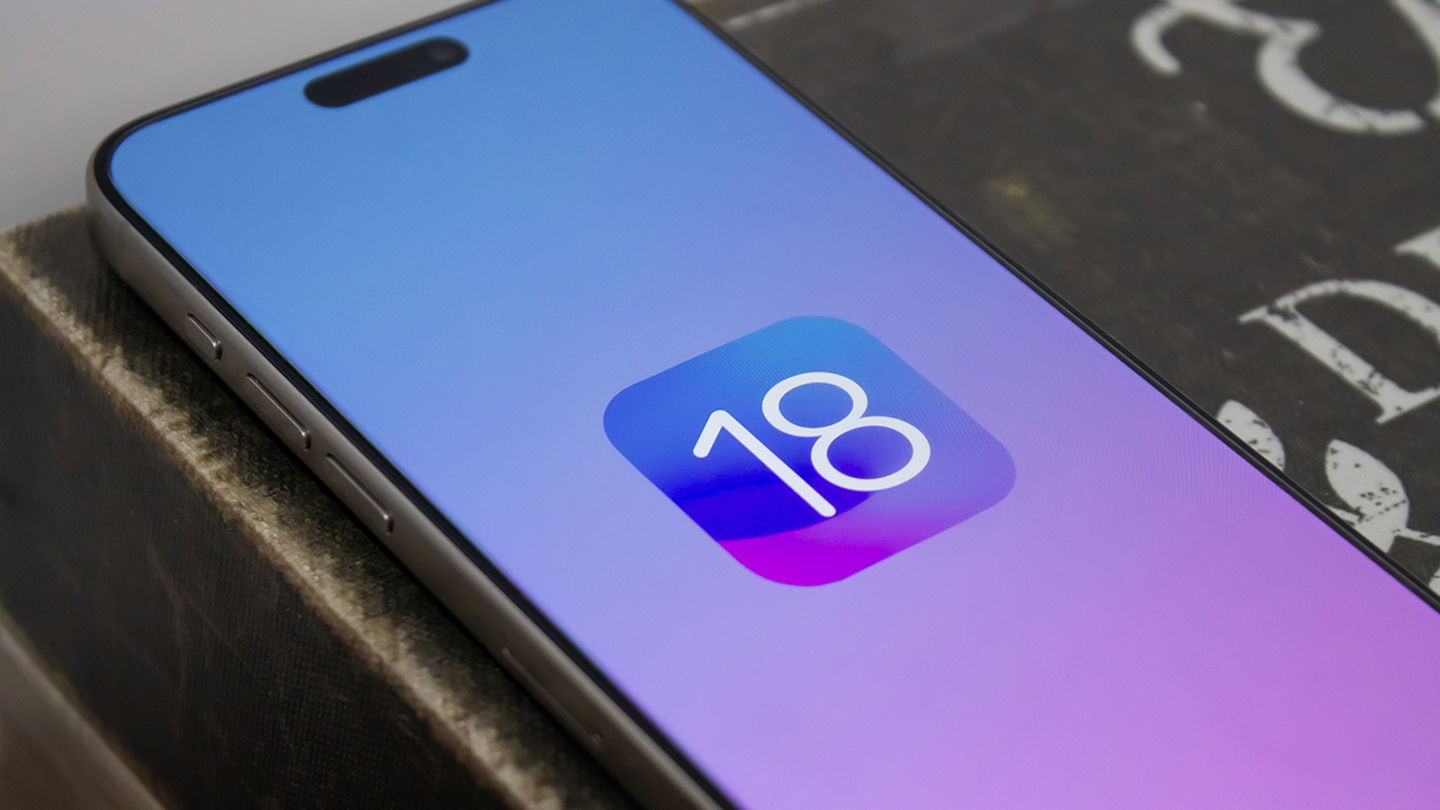 iPhone con icono de iOS 18