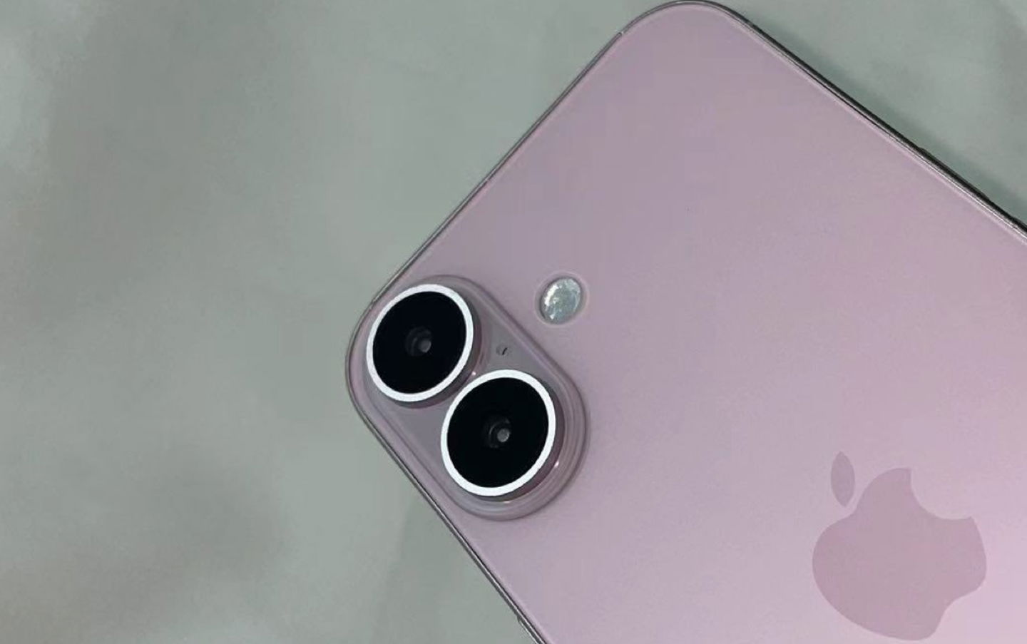 iPhone 16 en color rosa