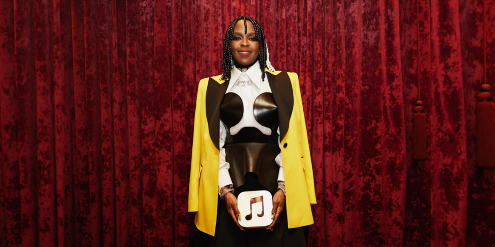 Lauryn Hill con su premio de Apple Music