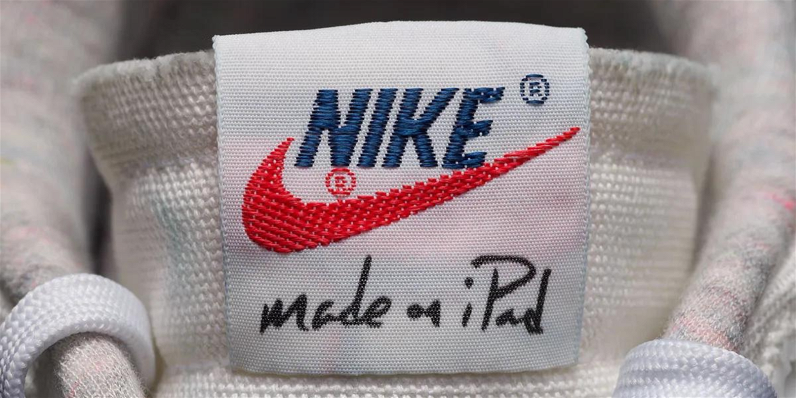 Lengueta de una zapatilla Nike con el texto made in iPad