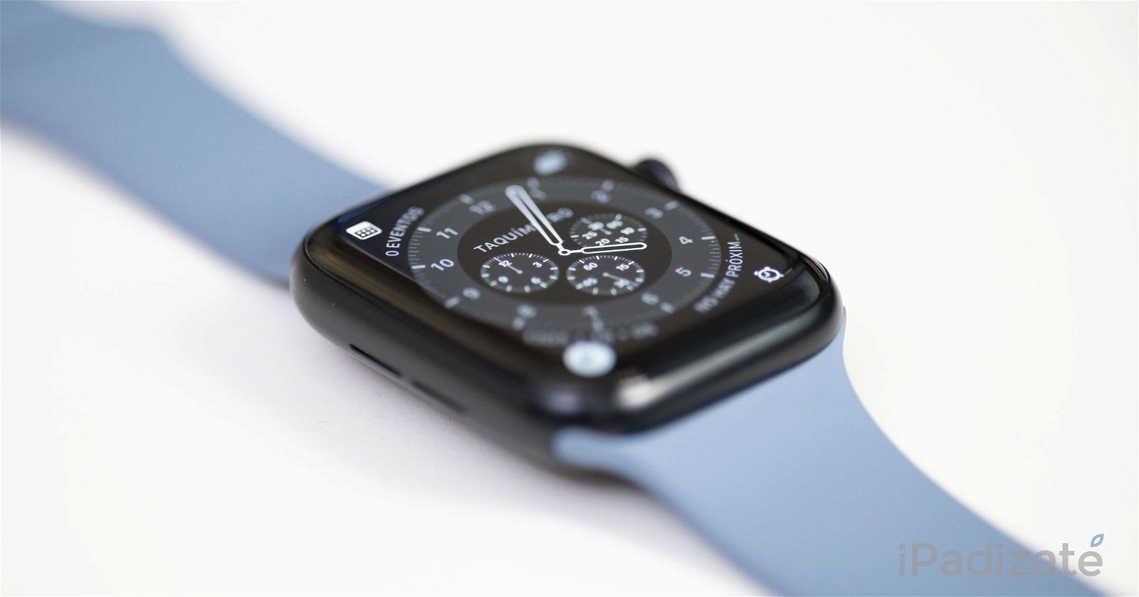 Apple Watch SE sobre una mesa