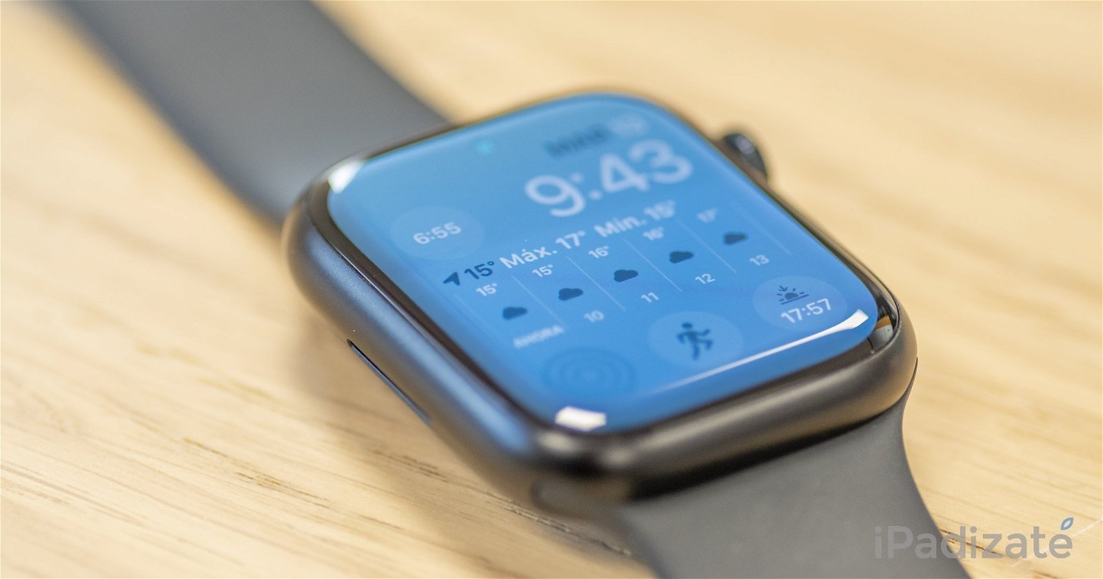 Apple Watch sobre una mesa con la pantalla encendida