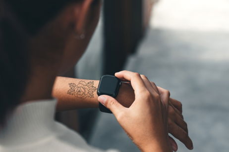 El poder del Apple Watch: se quita un tatuaje con láser para poder usar sus sensores