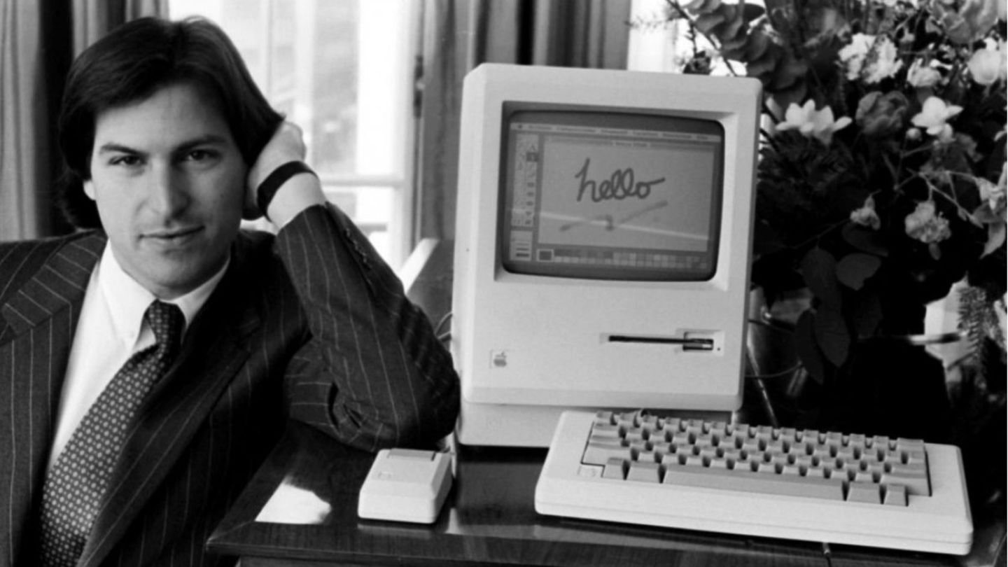 Steve Jobs posando con el Macintosh en 1984