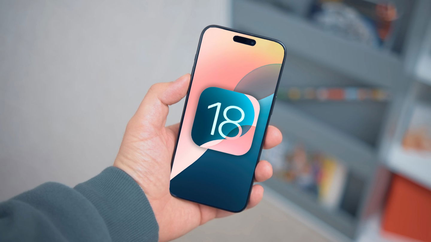 iPhone con iOS 18 en manos de un usuario