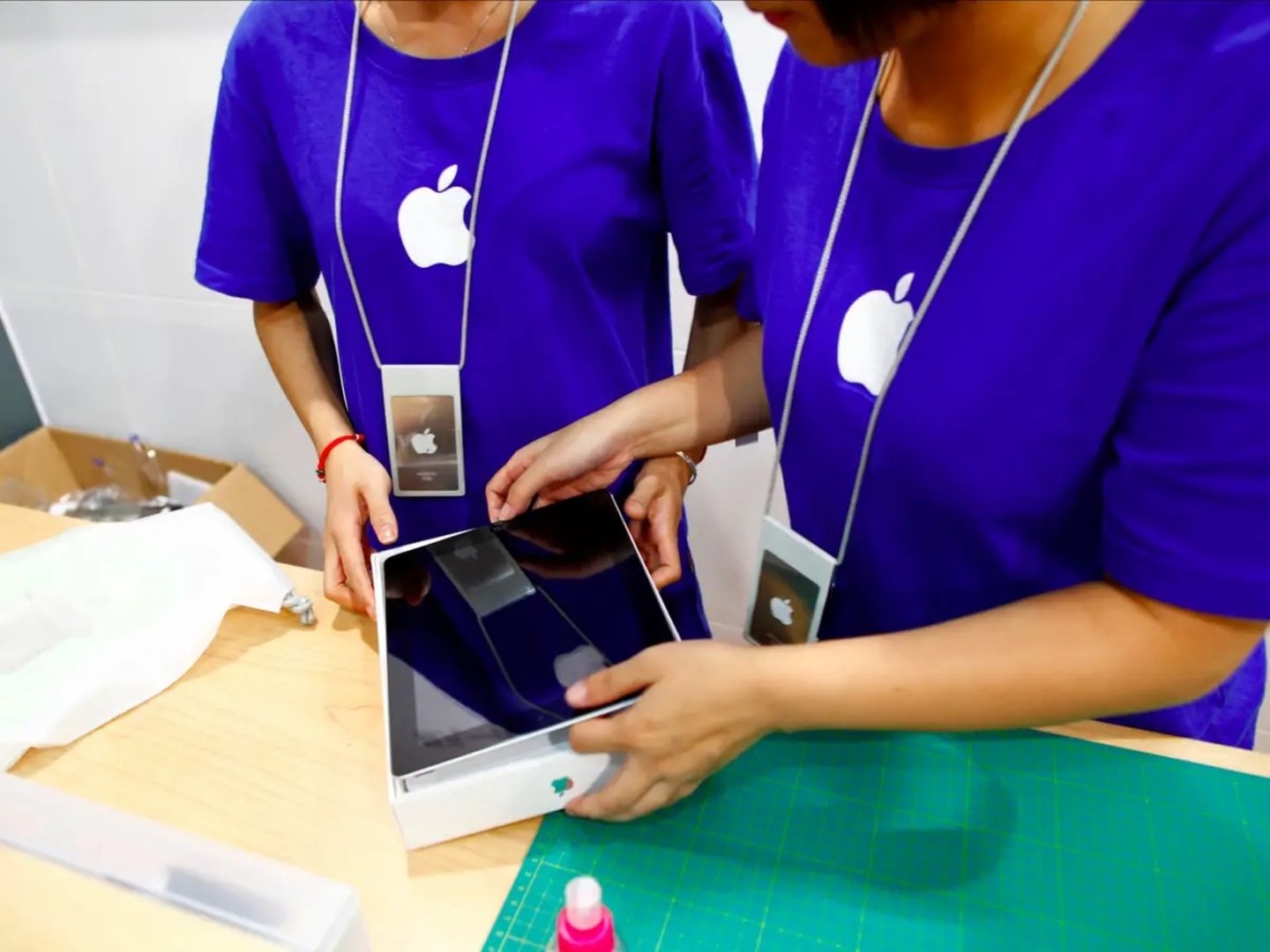 Personal de la Apple Store falsa abriendo un iPad