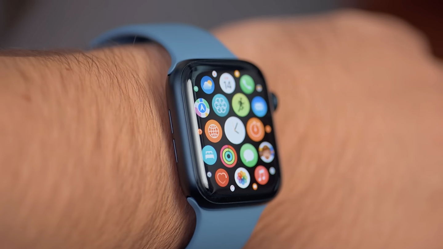 Usuario con un Apple Watch SE en su muñeca