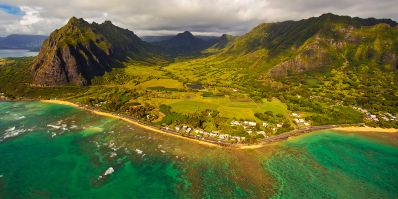 Paisaje de montañas y playas en Hawai