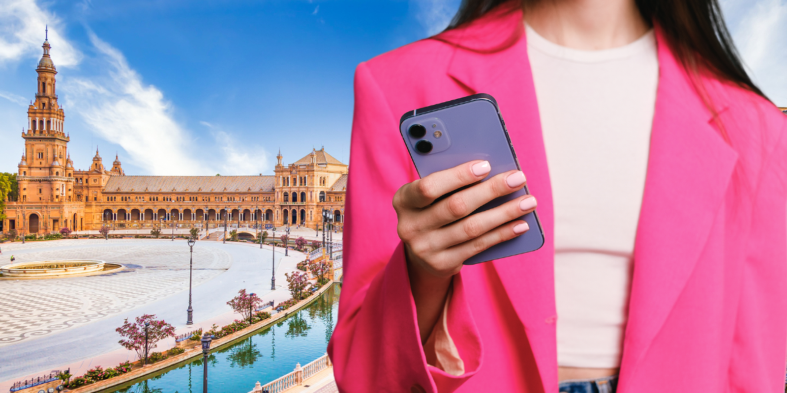 Mujer con un iPhone en la mano derecha sobre un fondo de una imagen de la plaza en Sevilla