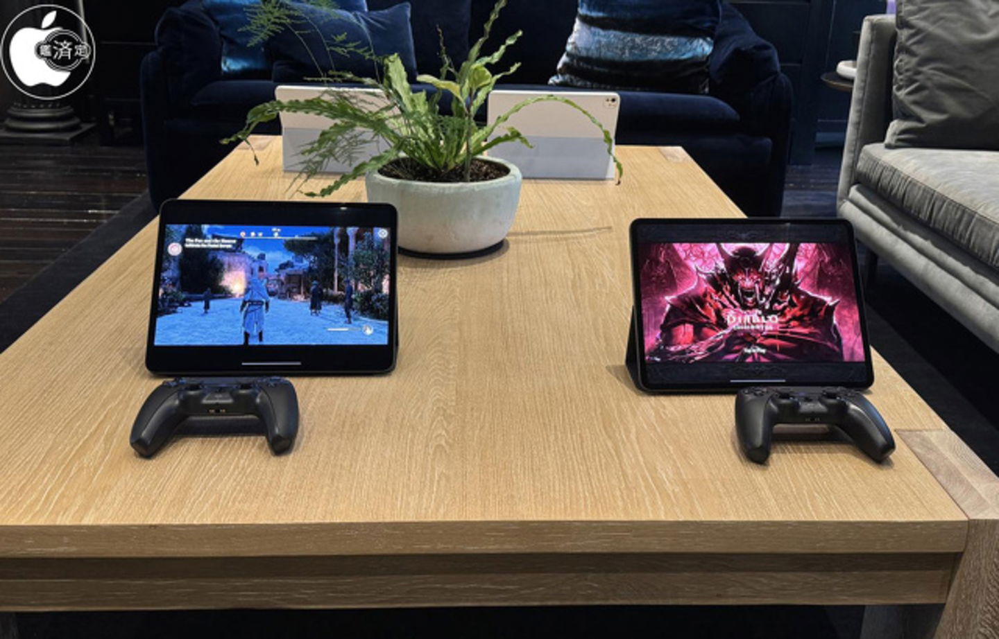 Videojuegos en iPad Pro M4 con mandos a distancia