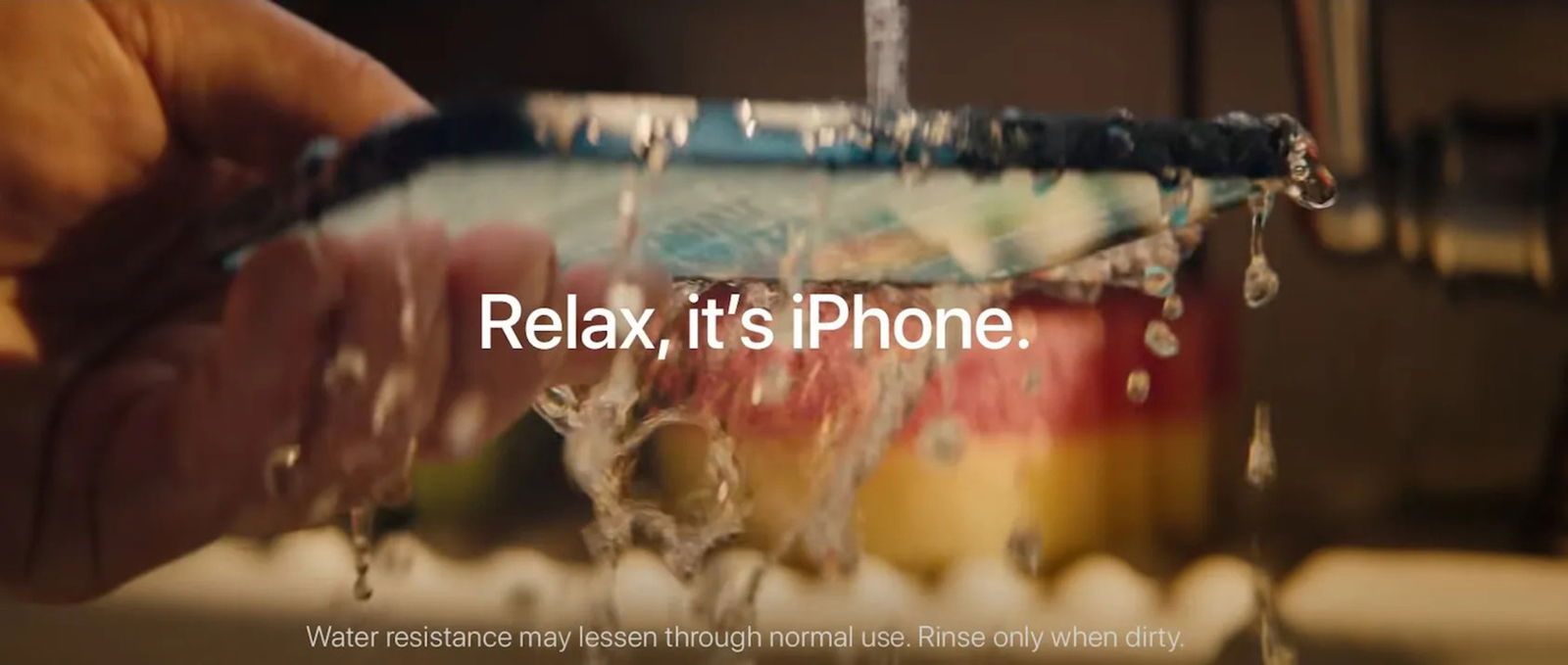 iPhone siendo sometido al agua en una campaña de publicidad