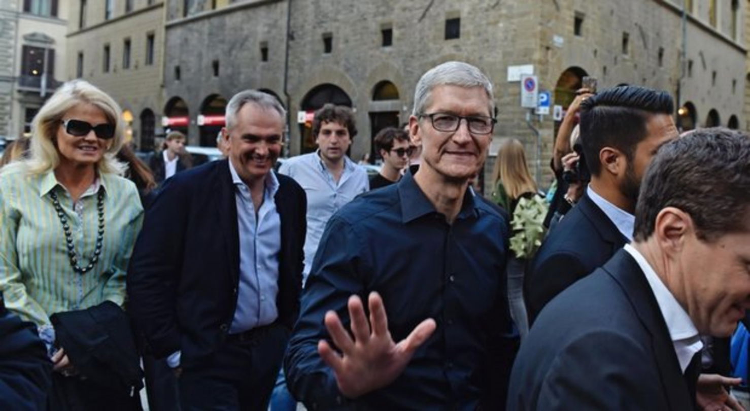 Directivos de Apple en una visita a Italia