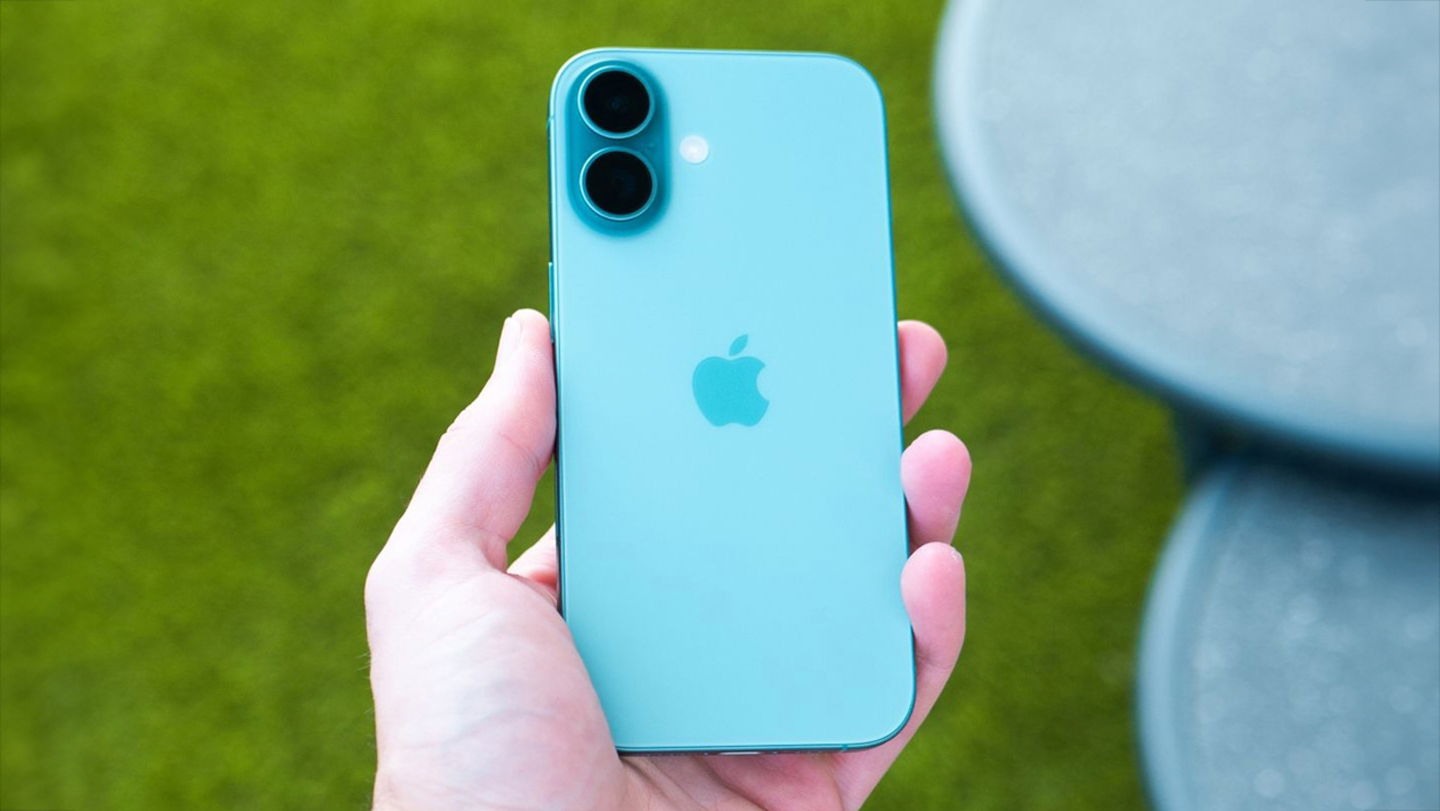 Trasera del iPhone 16 de color verde