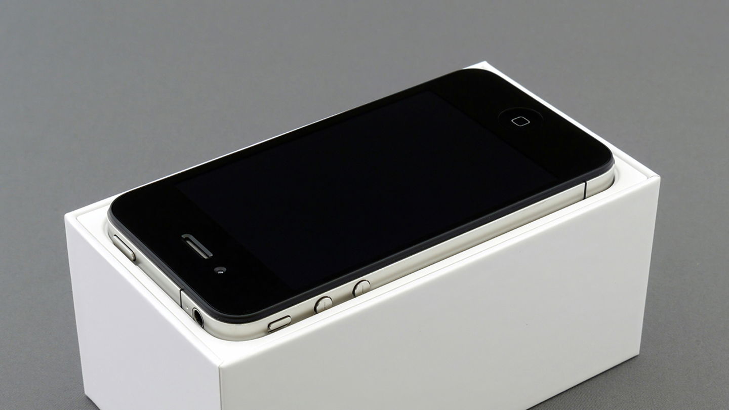 iPhone 5 sobre su caja