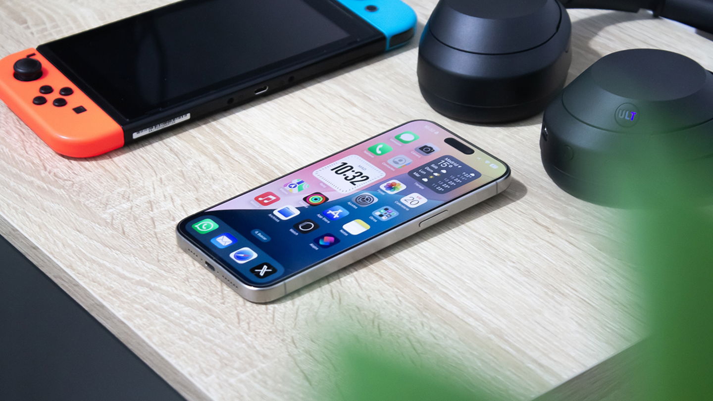 iPhone con iOS 18 sobre una mesa