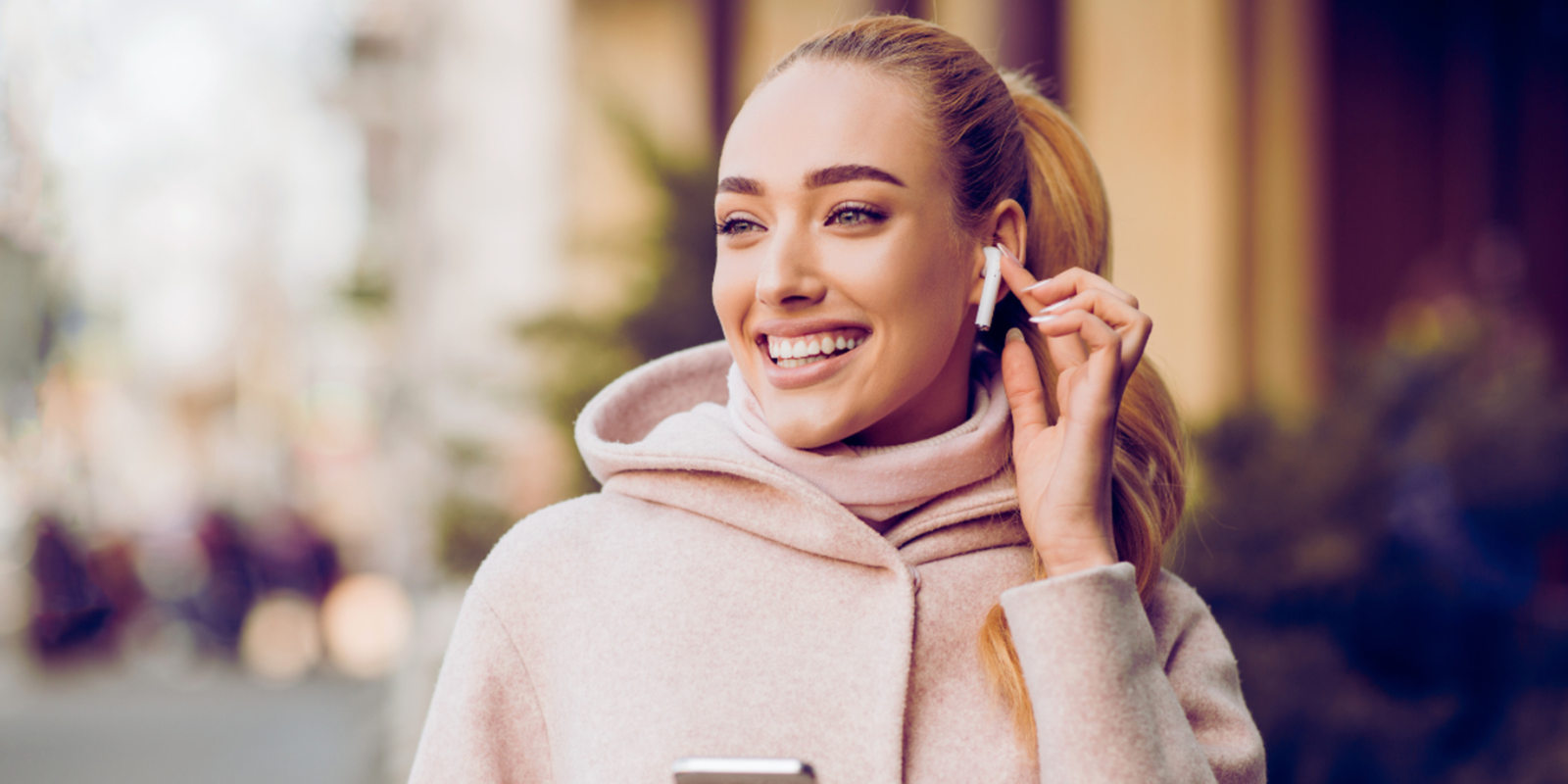 Mujer con AirPods