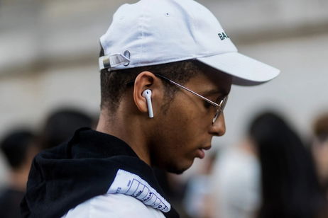 Apple está preparando unas gafas inteligentes y unos AirPods con cámaras, pero no los veremos pronto